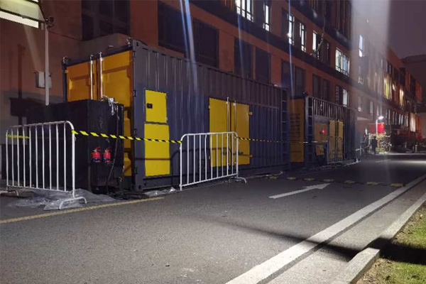 滦平柴油发电机组的输出电压是如何调节的？